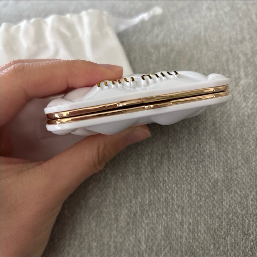 MM White Quilted Compact mirror - Picture 3 of 3